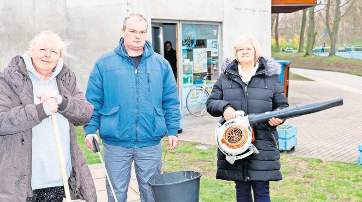 Marika Grammatzki, Sascha Karstens und Katrin Saif (von links) gehören zum vom Jobcenter Kiel finanzierten Service-Team des Sportparks Gaarden. Ihre Arbeit machen sie gern.